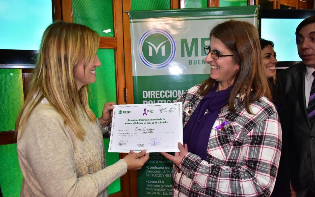 KARINA MENÉNDEZ ENTREGÓ CERTIFICADOS DE UNA CAPACITACIÓN