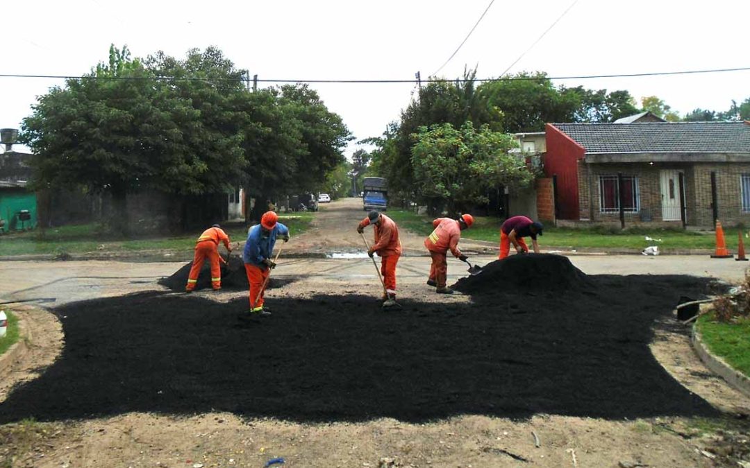 CONTINÚAN LAS TAREAS DE BACHEO EN EL DISTRITO