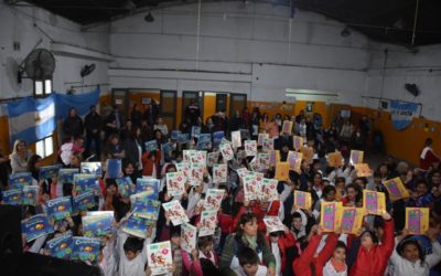 ENTREGA DE LIBROS PARA CHICOS DE PRIMARIA