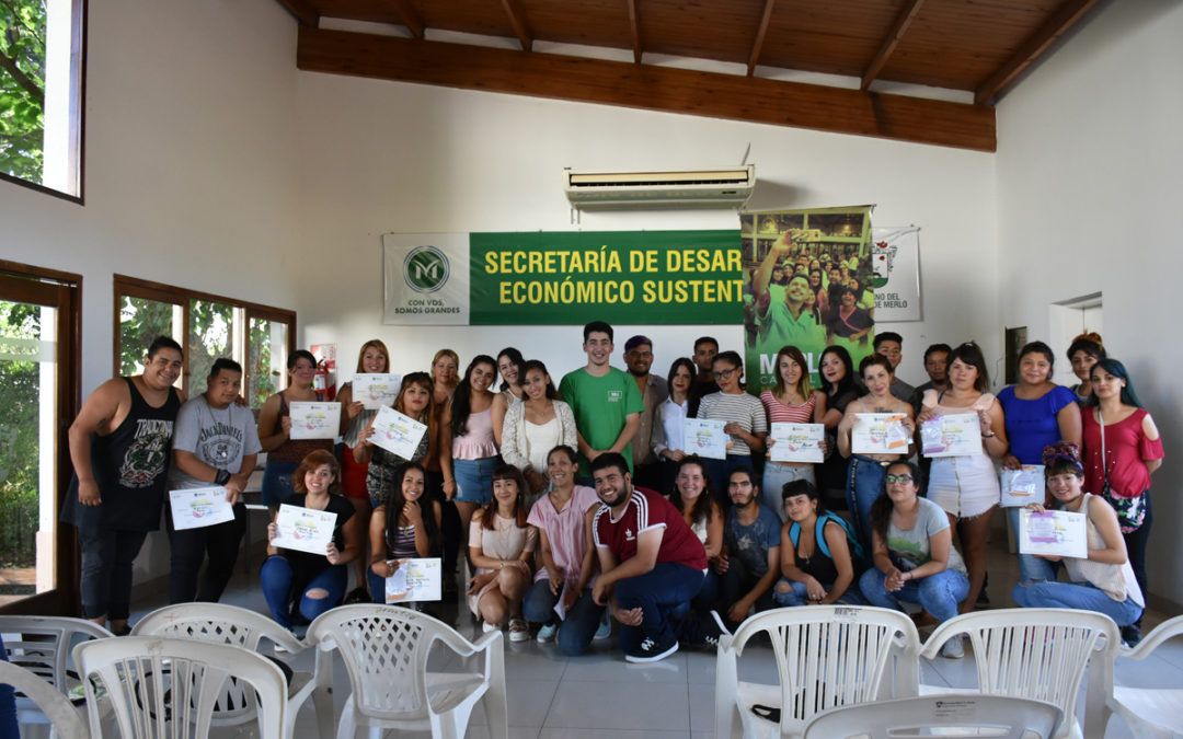 ENTREGA DE DIPLOMAS A JÓVENES