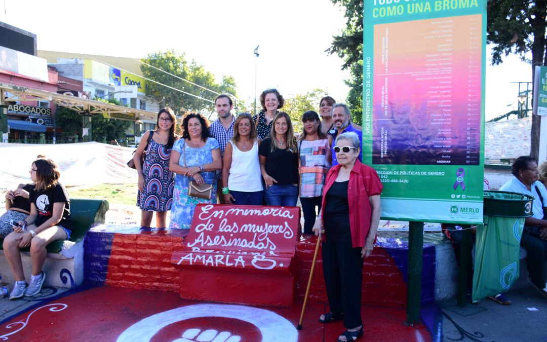 EL BANCO ROJO EN HOMENAJE A LA MUJER