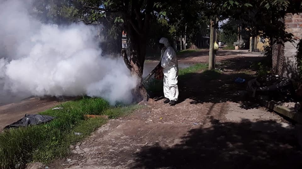 CONTINÚA LA FUMIGACIÓN EN LOS BARRIOS