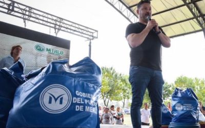 ENTREGA DE KITS DEPORTIVOS A ESCUELAS PÚBLICAS DE MERLO