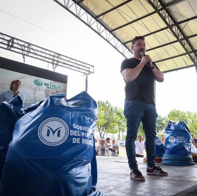 ENTREGA DE KITS DEPORTIVOS A ESCUELAS PÚBLICAS DE MERLO
