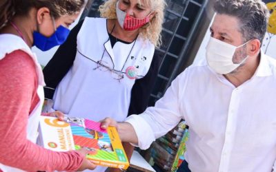 ENTREGA DE LIBROS Y KITS ESCOLARES PARA ALUMNOS