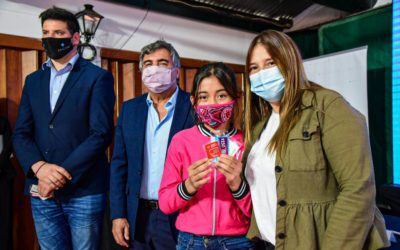 ENTREGA DE TARJETAS DE TELEFONÍA CELULAR A ESTUDIANTES