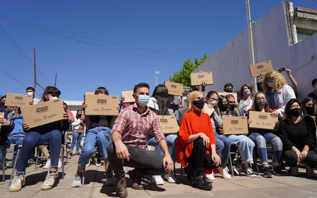 ENTREGA DE COMPUTADORAS A ALUMNOS MERLENSES