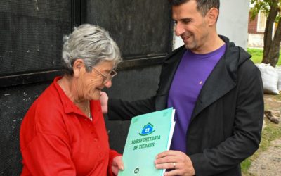 VECINOS RECIBIERON LAS ESCRITURAS DE SUS HOGARES