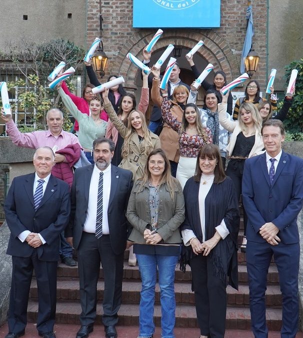 NUEVOS EGRESADOS EN LA UNIVERSIDAD NACIONAL DEL OESTE