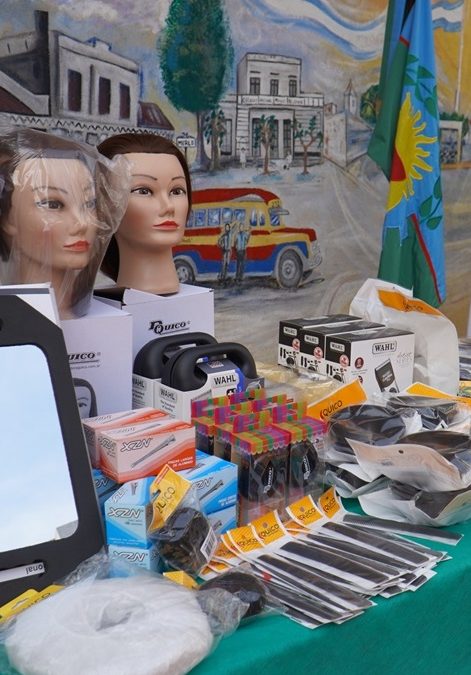 ENTREGA DE INSUMOS EN LA ESCUELA DE ARTES Y OFICIOS