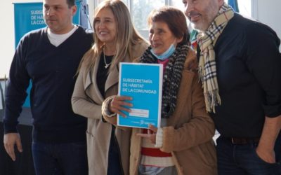 MÁS FAMILIAS RECIBIERON LA ESCRITURA DE SUS HOGARES