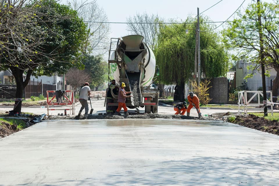 MÁS OBRAS DE PAVIMENTO EN LOS BARRIOS