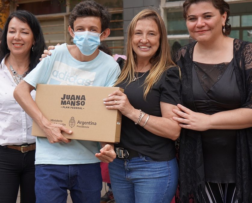 ENTREGA DE COMPUTADORAS EN UNA ESCUELA DE MERLO