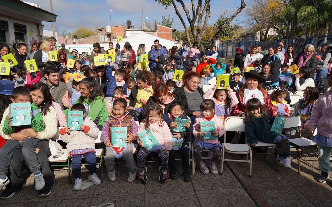 ENTREGA DE LIBROS PARA EL NIVEL INICIAL