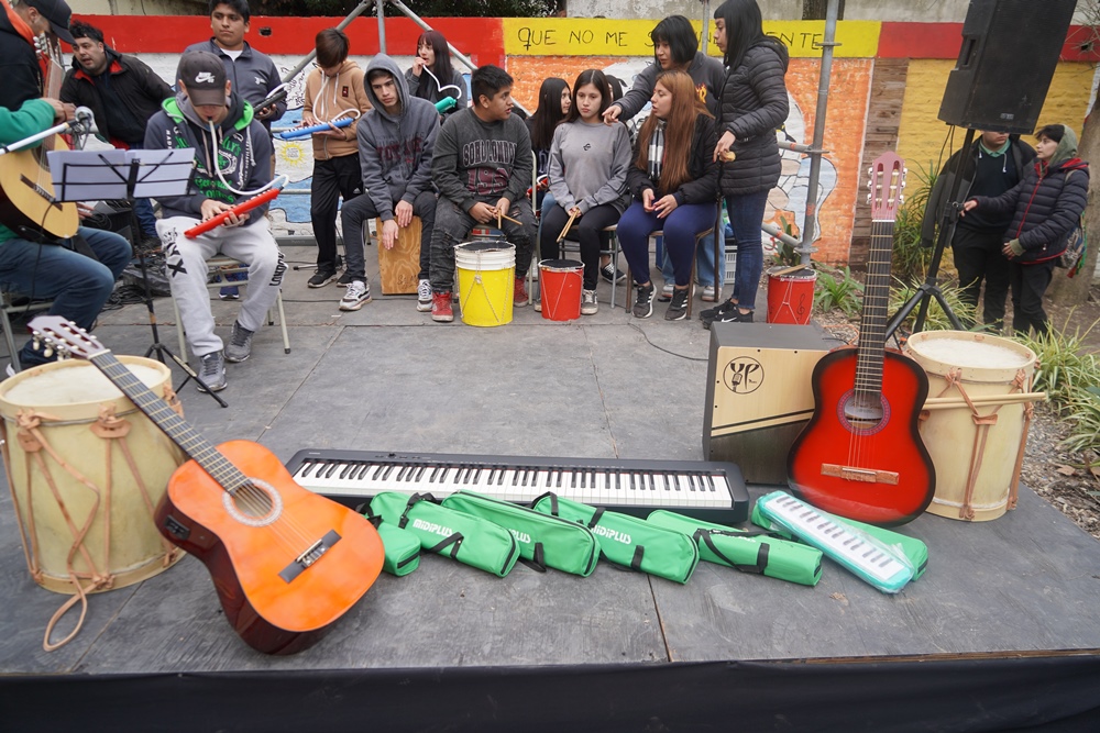 ENTREGA DE INSTRUMENTOS PARA PROYECTOS EDUCATIVOS