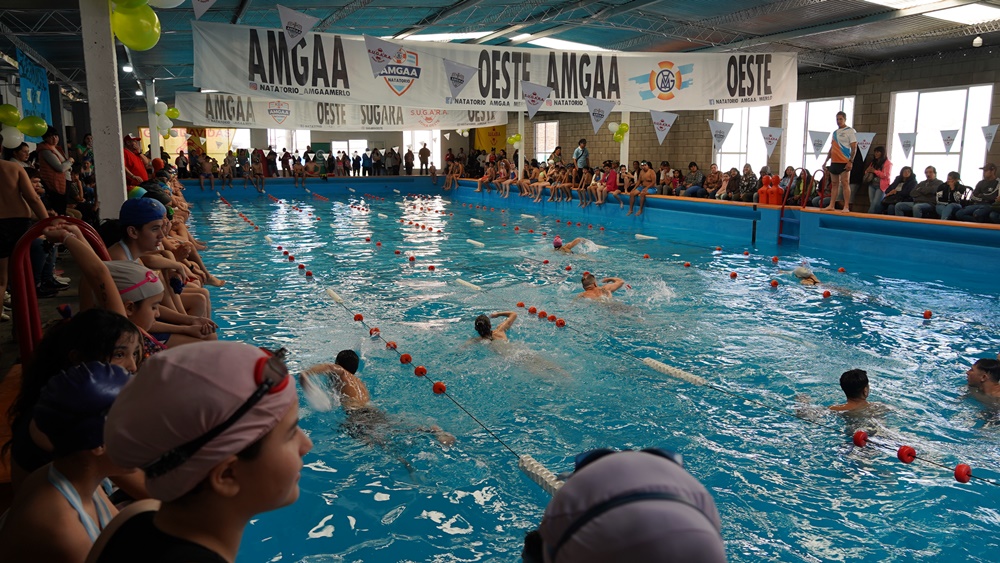 LA ESCUELA DE NATACIÓN MUNICIPAL CELEBRÓ LA PRIMAVERA