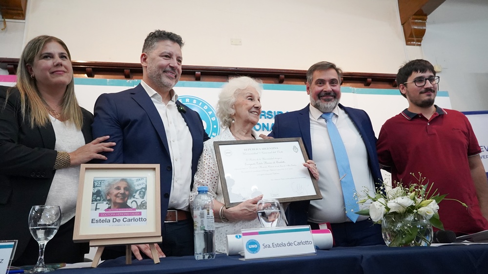 RECONOCIMIENTO A ESTELA DE CARLOTTO EN MERLO