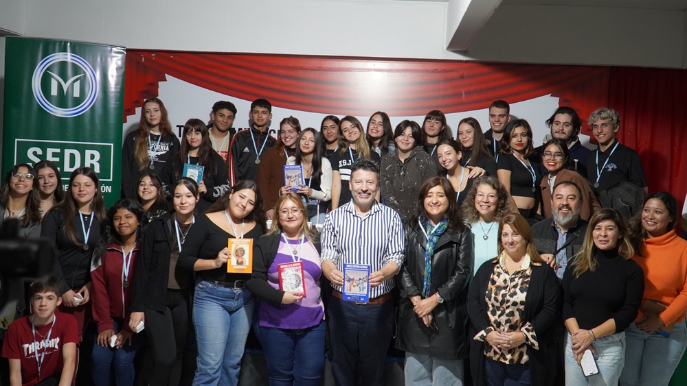 RECONOCIMIENTO A ESTUDIANTES SECUNDARIOS EN EL TEATRO MUNICIPAL