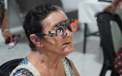 ADULTOS MAYORES RECIBEN LENTES GRATUITOS EN MERLO