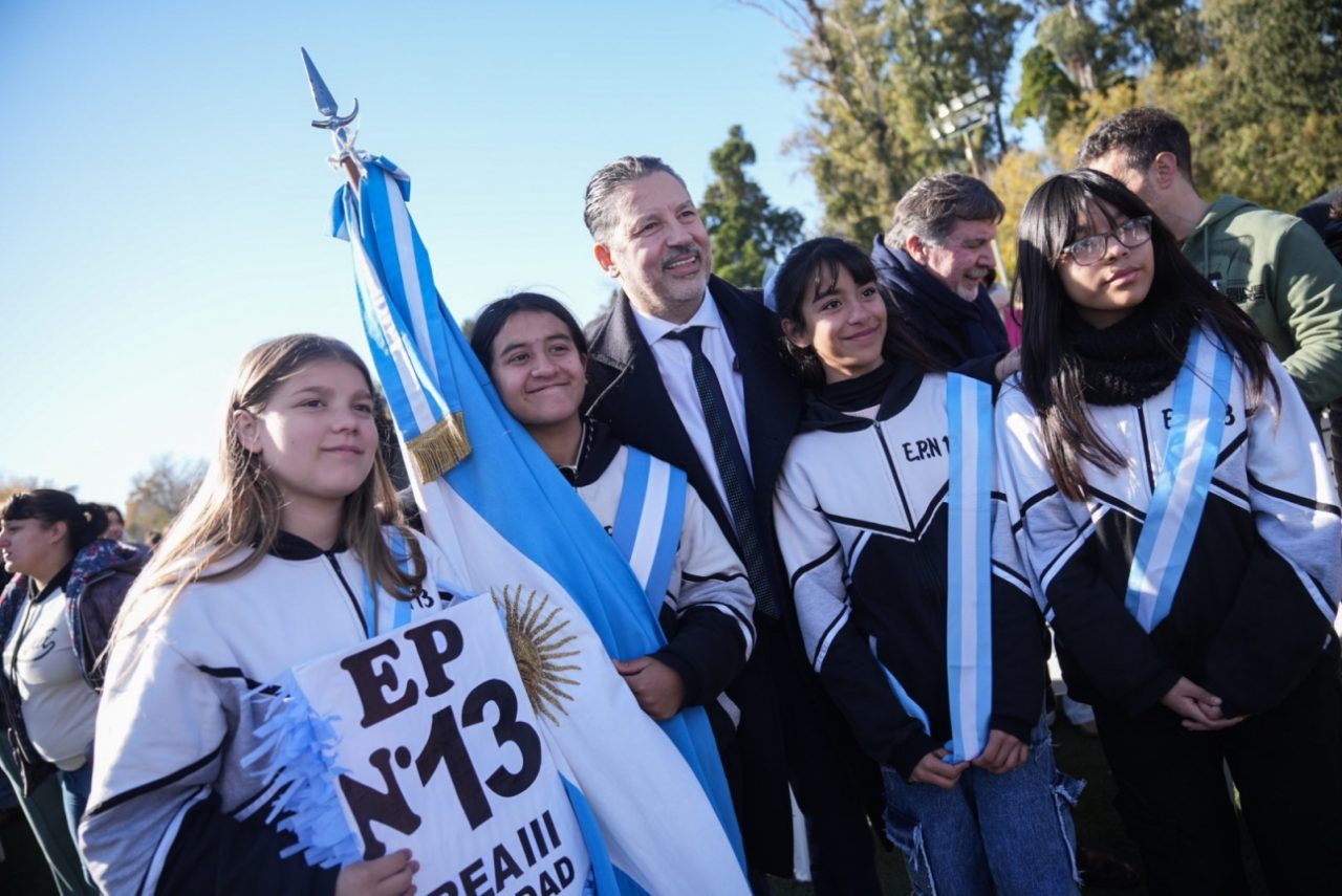 MILES DE ESTUDIANTES PROMETIERON LEALTAD A LA BANDERA | Merlo Buenos Aires