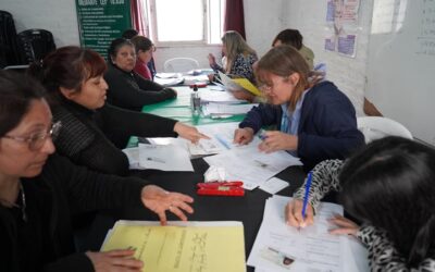 VECINOS TRAMITAN SUS ESCRITURAS EN MERLO