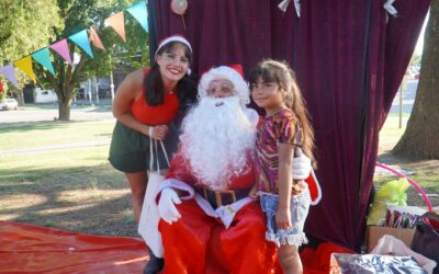 PAPÁ NOEL JUNTO A LOS NIÑOS DE MERLO
