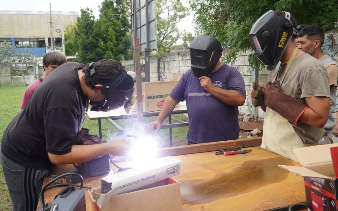 MERLENSES SE CAPACITAN EN ARTES Y OFICIOS