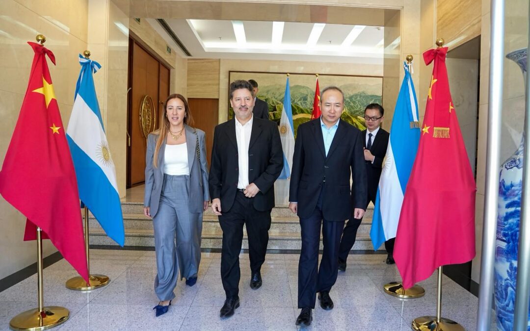 ENCUENTRO DE TRABAJO ENTRE MENÉNDEZ Y EL EMBAJADOR WANG WEI