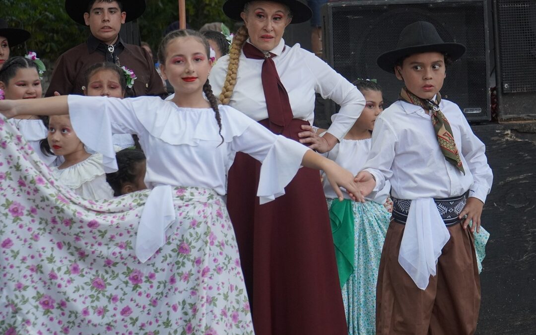 MERLENSES DISFRUTARON DEL PATIO FOLKLÓRICO