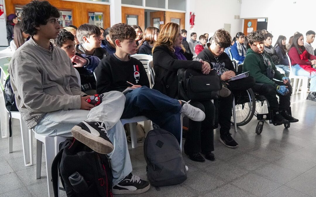 ESTUDIANTES MERLENSES DEBATEN SOBRE VIOLENCIA