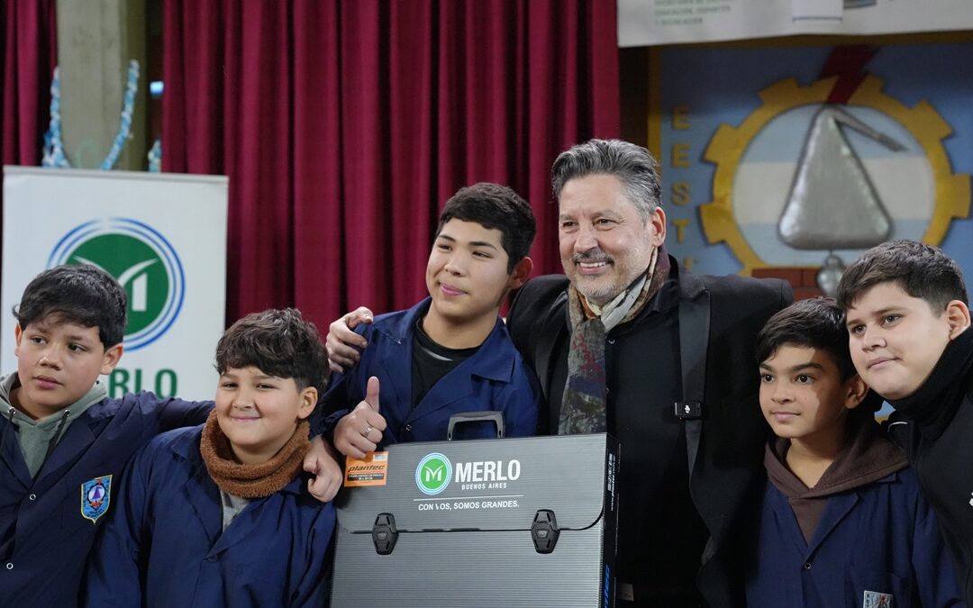 ESTUDIANTES DE MERLO RECIBIERON TABLEROS TÉCNICOS