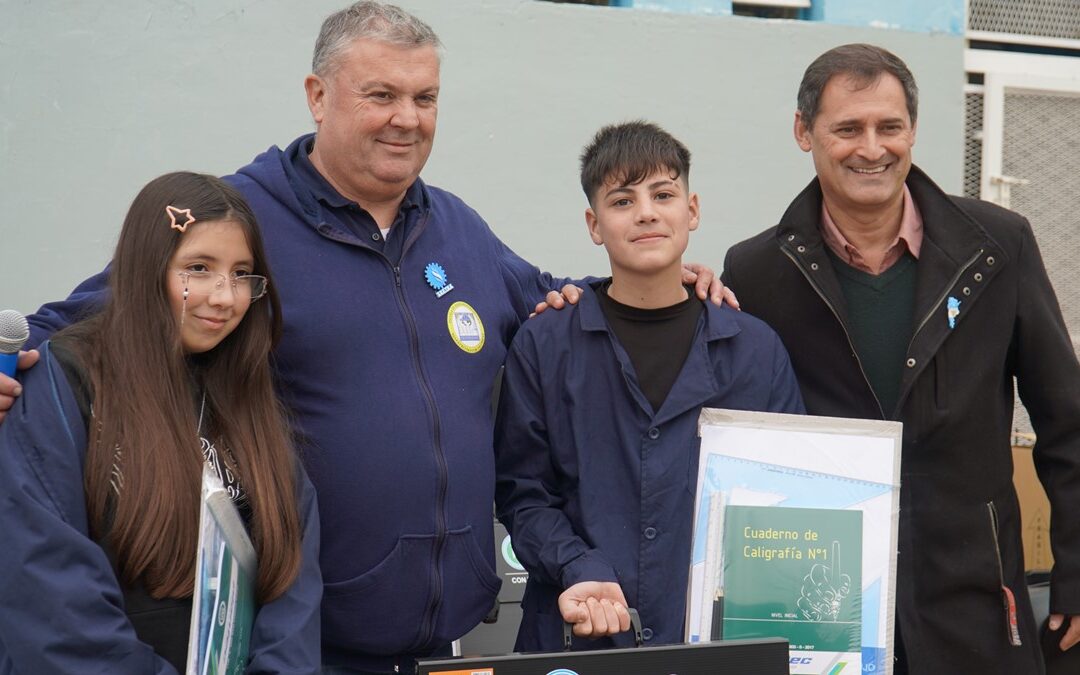 MÁS ALUMNOS DE MERLO RECIBIERON TABLEROS TÉCNICOS