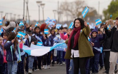 ALUMNOS DE MARIANO ACOSTA Y DE FERRARI PROMETIERON LEALTAD A LA BANDERA